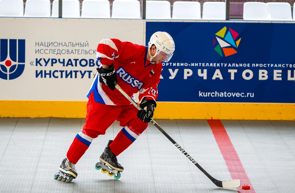 Игрок сборной России по хоккею на роликах в игровой форме с номером 9